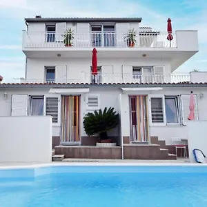 Apartament Mihovilovic - 50 M From, Slatine